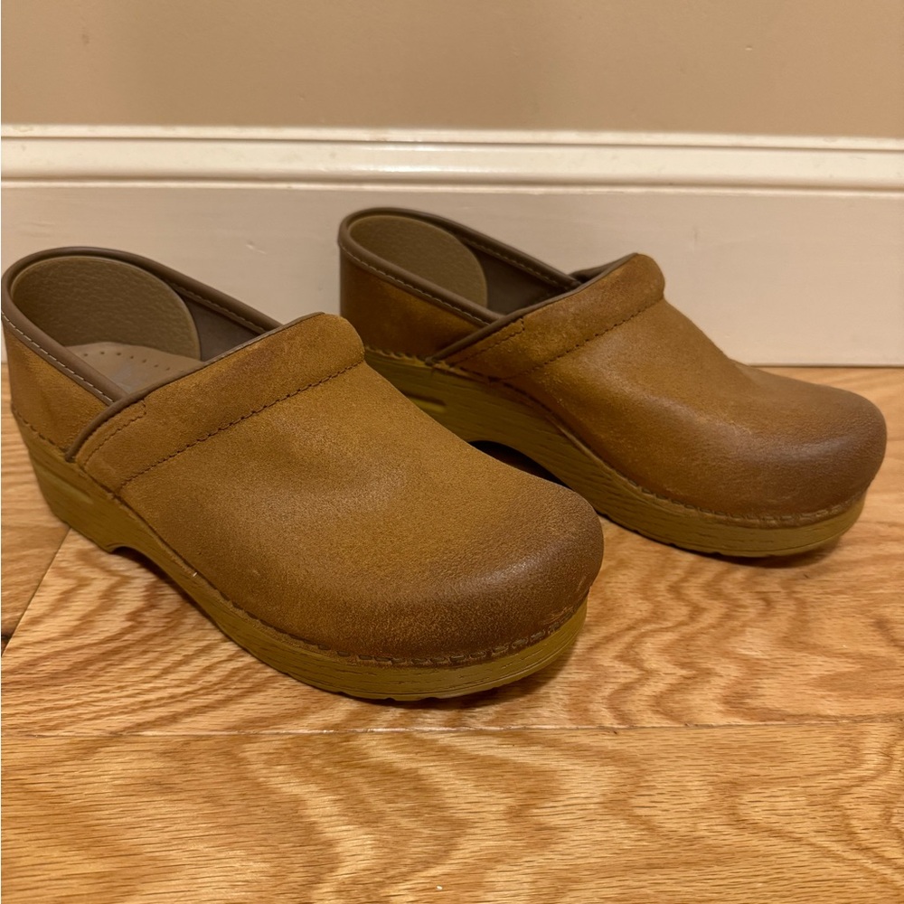 Dansko clogs butterscotch size 37